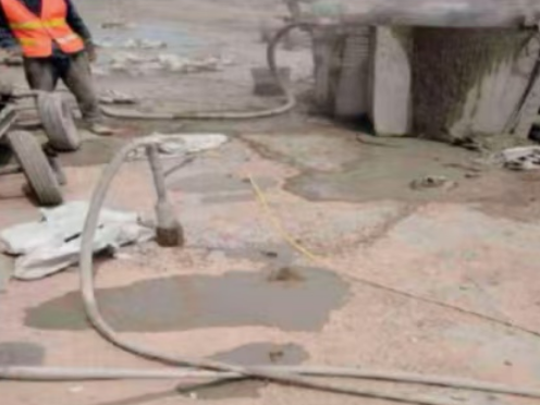 临渭水泥混凝土路面板底注浆技术 路面脱空注浆整治方案