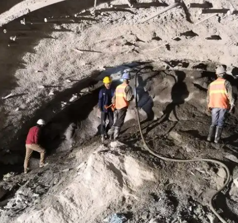 临渭拱顶带模注浆料的施工流程及注意事项